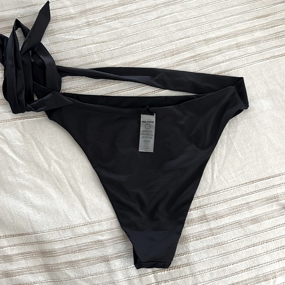 GOOD AMERICAN 10 Ways To Wear Bikini Bottom - Picture 5 of 5